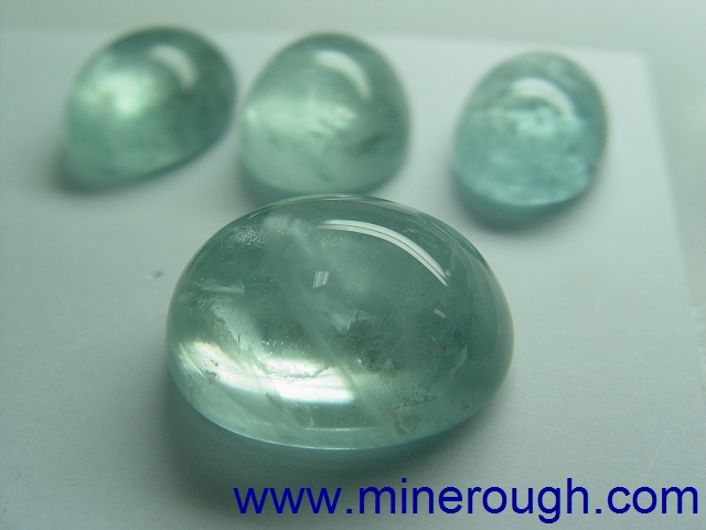 This is the kind of cabochons that we can cut out of this aquamarine milky 